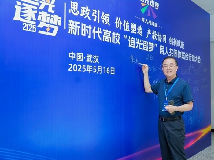 ³첩ʿϯʱУ ׷Ρ Ϣ˹ͬж